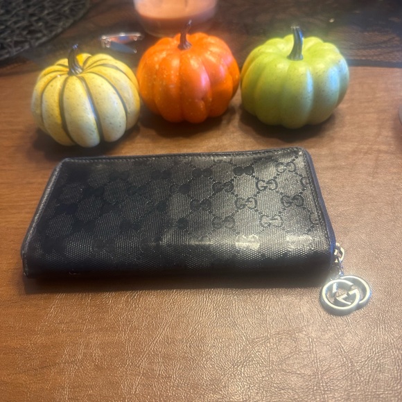 Gucci GG Black Leather Wallet with Silver Logo Charm Women’s Luxury - Picture 3 of 14